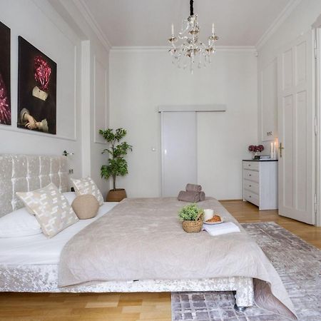 Timeless Elegant Apartment By Opera House Budapesta Exterior foto